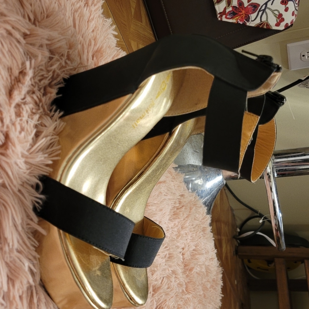 Black wedges